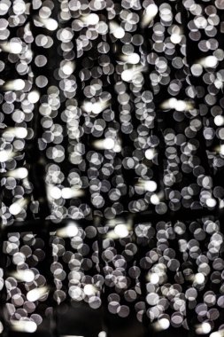 Siyah arkaplanda bokeh olan güzel gümüş renkli şenlik arka planı