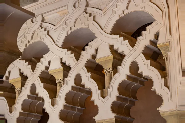在温暖的阳光明媚的日子里 色拉哥萨的美丽的历史建筑 — 图库照片
