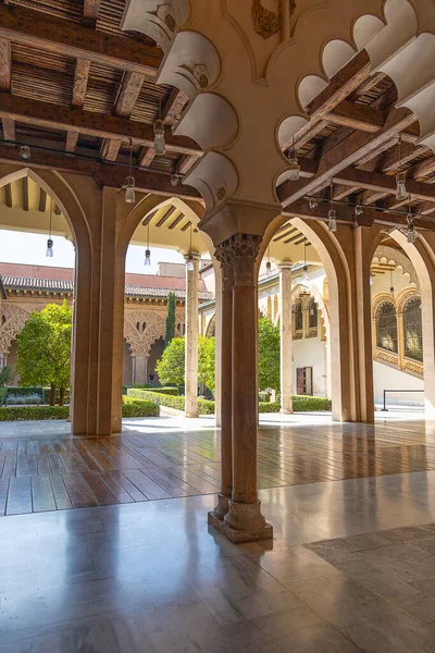 Ilık ve güneşli bir günde Saragossa İspanya 'da büyük bir tarihi eser.
