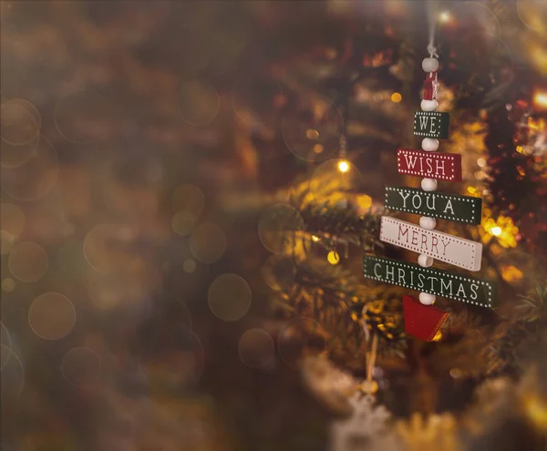 Schöne Bunte Weihnachtsgrüße Auf Einem Weihnachtsbaum Nahaufnahme Auf Einem Hintergrund — Stockfoto