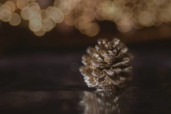 Schöne Goldene Weihnachtskegel Auf Dem Hintergrund Von Bokeh Nahaufnahme — Stockfoto