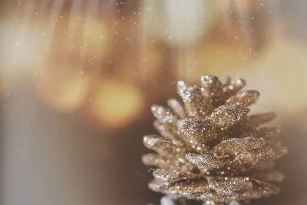 Όμορφο Χρυσό Χριστουγεννιάτικο Κώνο Στο Παρασκήνιο Του Bokeh Closeup — Φωτογραφία Αρχείου
