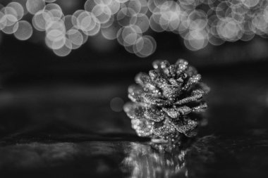 Güzel altın noel konisi yakın planda Bokeh 'in arka planında.