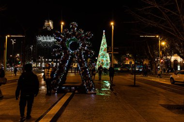 İspanya 'nın Zaragoza şehrinde gece vakti güzel, orijinal bir Noel aydınlatması.