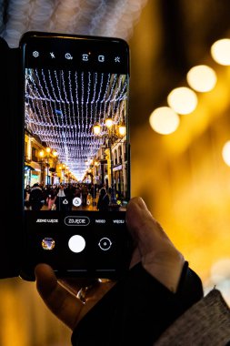  İspanya 'nın Saragossa şehrinde gece orijinal noel aydınlatması akıllı telefonlu fotoğraf