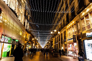 İspanya 'nın Zaragoza şehrinde gece vakti güzel, orijinal bir Noel aydınlatması.