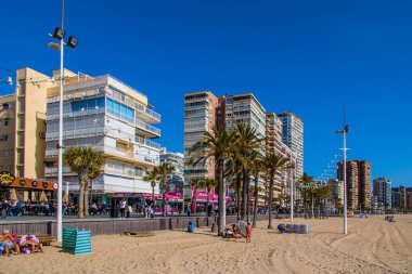 Benidorm İspanya 'nın güzel manzarası güneşli bir günde deniz kıyısında