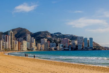 Benidorm İspanya 'nın güzel manzarası güneşli bir günde deniz kıyısında
