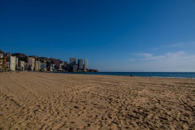Benidorm İspanya 'nın güzel manzarası güneşli bir günde deniz kıyısında