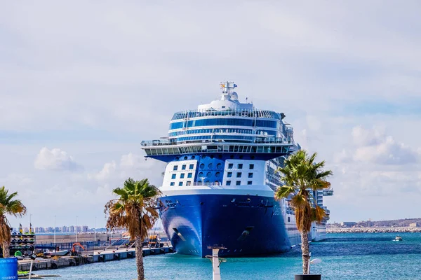 Großes Kreuzfahrtschiff Hafen Von Alicante Spanien Einem Sommertag — Stockfoto