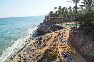 Kanarya adasında okyanus ve kıyıları olan güzel bir manzara güneşli bir günde ve güneşli bir sahilde
