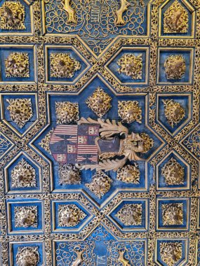 Güzel soyutlamalar, yakın planda İspanyol moorish binaları olan arabesk ile birlikte.