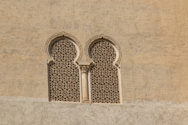 Jendela Antik Islamik Yang Indah Dengan Latar Belakang Arsitektur Benteng — Stok Foto