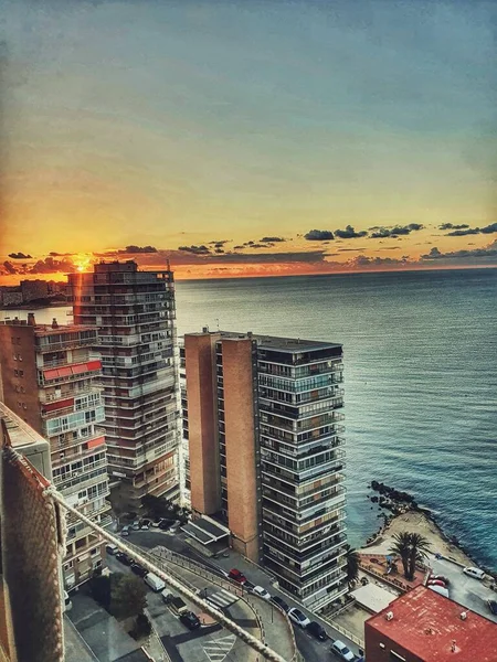 Vackert Kustlandskap Alicante Spanien Med Hav Och Skyskrapor Solig Dag — Stockfoto