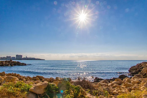Красивый Морской Пейзаж Аликанте Испании Морем Небоскребами Солнечный День — стоковое фото