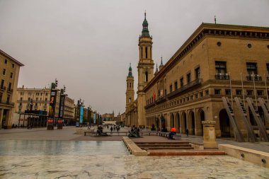 Bulutlu bir günde Zaragoza 'da Goya anıtlarıyla güzel şehir manzarası