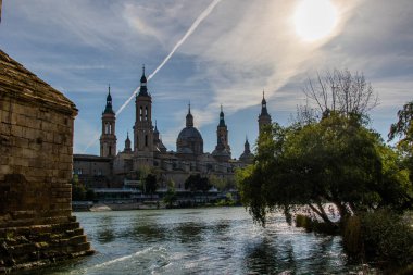 Katedrali olan güzel bahar kentsel manzarası 