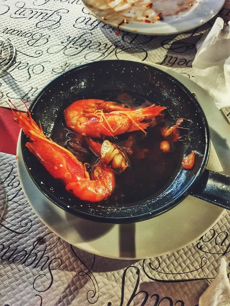 小さな鍋で焼いた大きなおいしいエビ — ストック写真