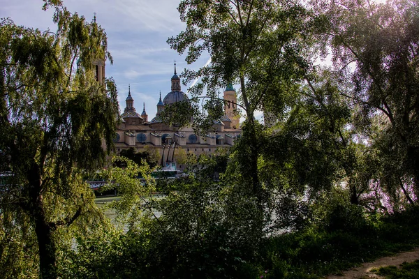 Hermoso Paisaje Urbano Primavera Con Catedral —  Fotos de Stock