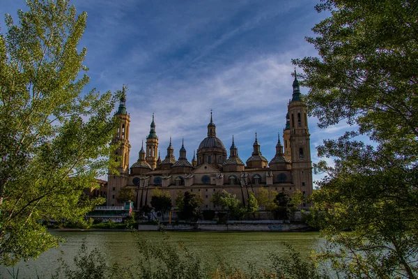 Hermoso Paisaje Urbano Primavera Con Catedral —  Fotos de Stock