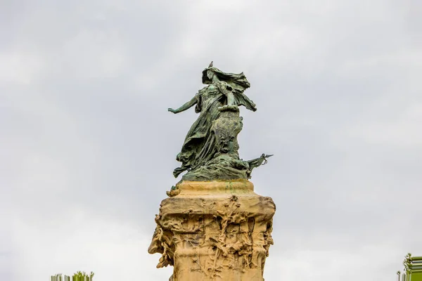 Piękny Ciekawy Pomnik Saragossie Parku Pochmurny Dzień — Zdjęcie stockowe