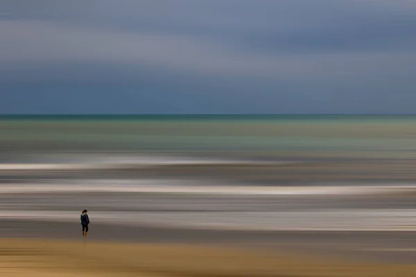 Beautiful Serene Landscape Woman Shores Blue Sea — Stockfoto