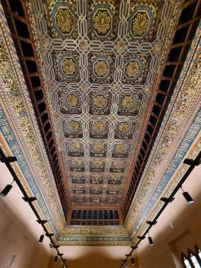 İspanya 'daki bir saraydan tarihi altın tavanlar.