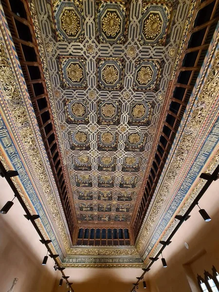 İspanya 'daki bir saraydan tarihi altın tavanlar.
