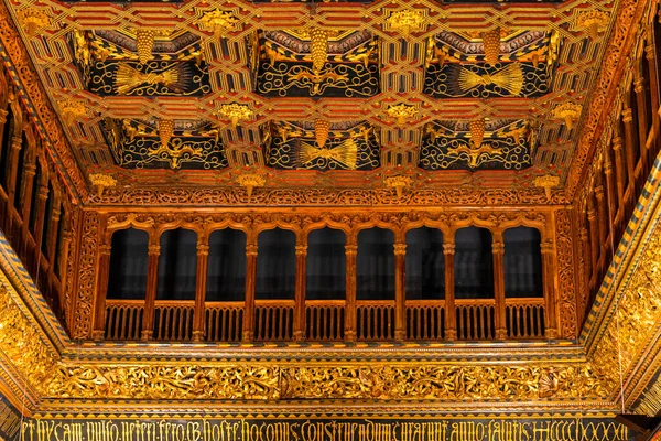Krásné Starožitné Historické Zlaté Stropy Pozadí Paláce Španělsku — Stock fotografie