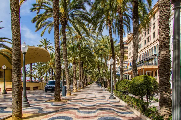 Wunderschöne Stadtlandschaft Mit Strandpromenade Spanien Alicante Einem Sonnigen Tag — Stockfoto