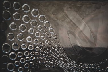 Grafik matematiksel şablondaki düşüşlerle soyut cam arkaplan