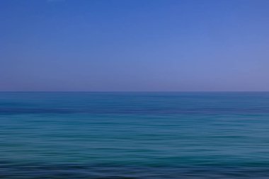 Güzel, sakin, mavi arka plan ve uzun pozlama.