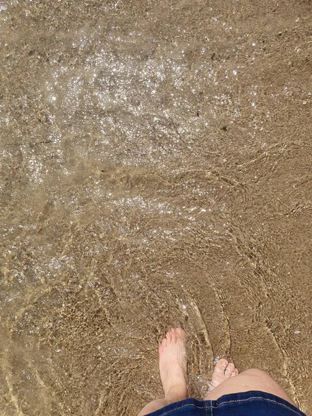 Pés Descalços Mulher Imersos Água Mar Praia Dia Quente Ensolarado — Fotografia de Stock
