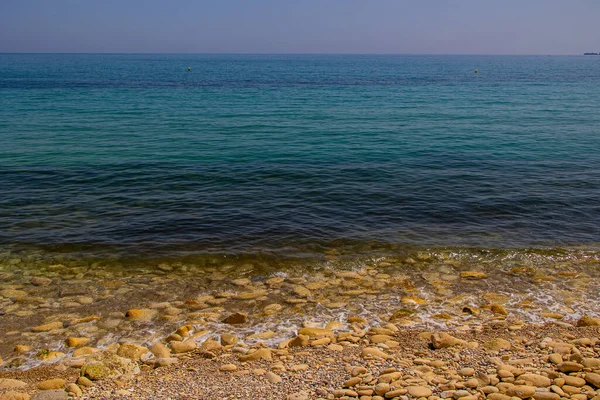 Belo Fundo Calmo Suave Mar Azul Costa Com Pedras Bege — Fotografia de Stock