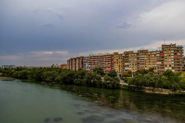 Táj Ebro Folyó Apartman Blokkok Zaragoza Spanyolország Egy Felhős Nyári — Stock Fotó