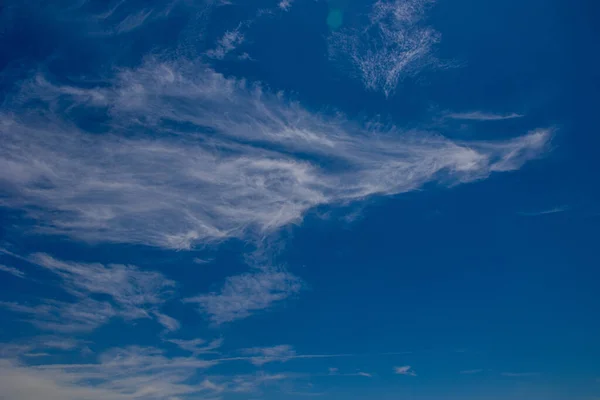 晴れた日に白い雲と美しい青空の背景 — ストック写真