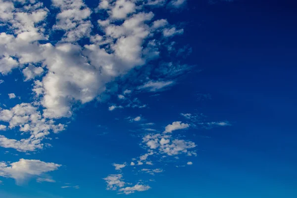 Gyönyörű Kék Háttér Fehér Felhő Egy Napsütéses Napon — Stock Fotó