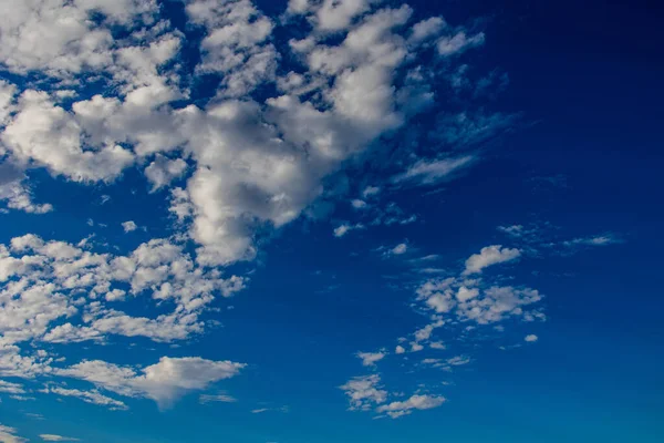 Schöner Blauer Himmel Hintergrund Mit Weißen Wolken Einem Sonnigen Tag — Stockfoto