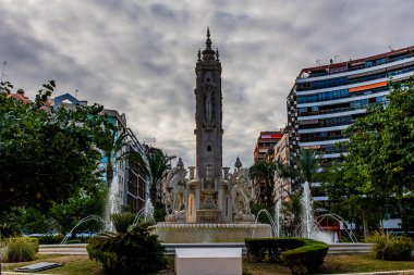 Ilık bir yaz günü Alicante İspanya 'da güzel Luceros Meydanı