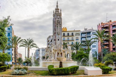 Ilık bir yaz günü Alicante İspanya 'da güzel Luceros Meydanı