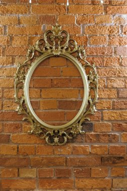 Tuğla duvardaki güzel altın retro çerçeve