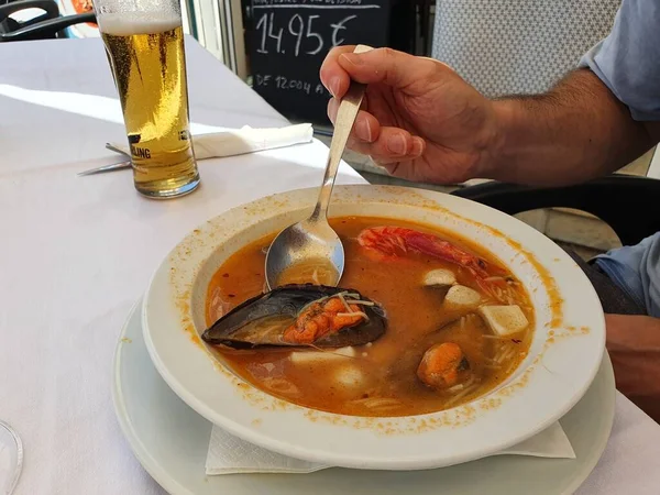 Deliciosa Sopa Peixe Tradicional Saudável Com Frutos Mar Restaurante Espanha — Fotografia de Stock