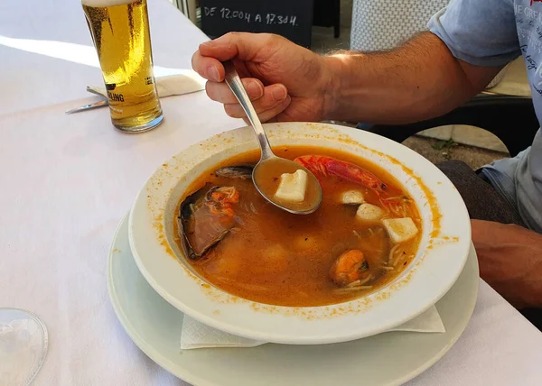 スペインのレストランで魚介類を使ったおいしい健康的な伝統的な魚のスープ — ストック写真