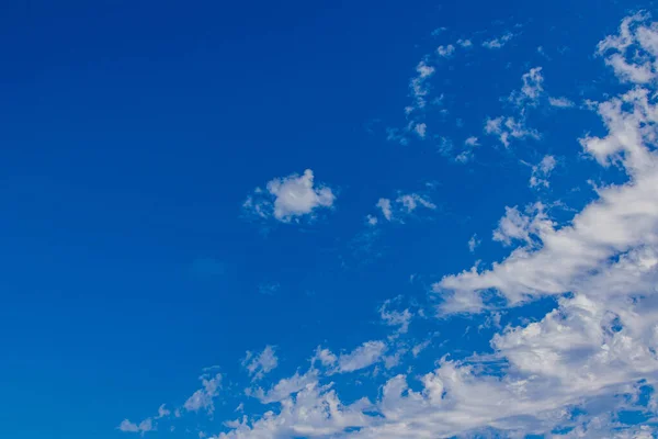 Gyönyörű Természetes Kék Egy Napsütéses Napon Fehér Fényes Felhők Háttér — Stock Fotó