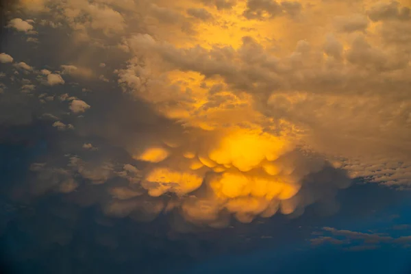 夏の日に素晴らしいオリジナル雨雲と美しい自然背景 — ストック写真