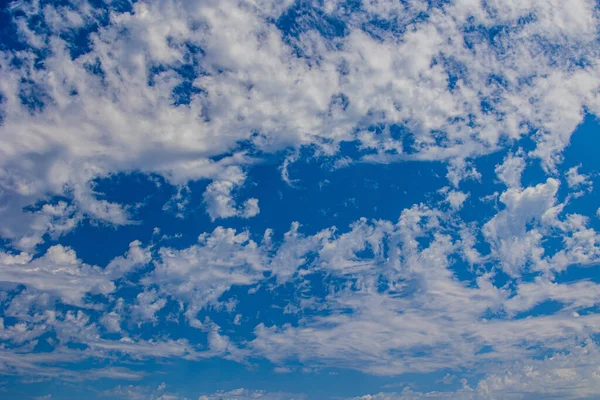 Gyönyörű Természetes Kék Egy Napsütéses Napon Fehér Fényes Felhők Háttér — Stock Fotó