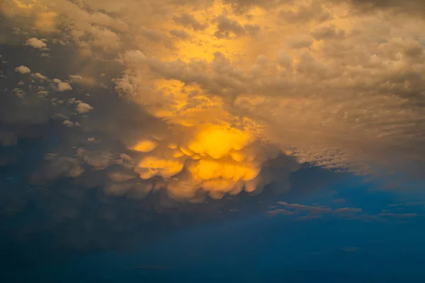 Gyönyörű Természeti Háttér Csodálatos Eredeti Eső Vihar Felhők Nyári Napon — Stock Fotó