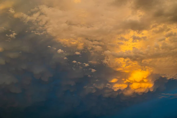 Gyönyörű Természeti Háttér Csodálatos Eredeti Eső Vihar Felhők Nyári Napon — Stock Fotó