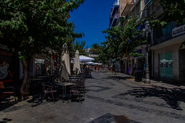 贝尼多姆的西班牙街道上美丽的城市风景 有咖啡馆 人行道上没有人坐着桌子 — 图库照片