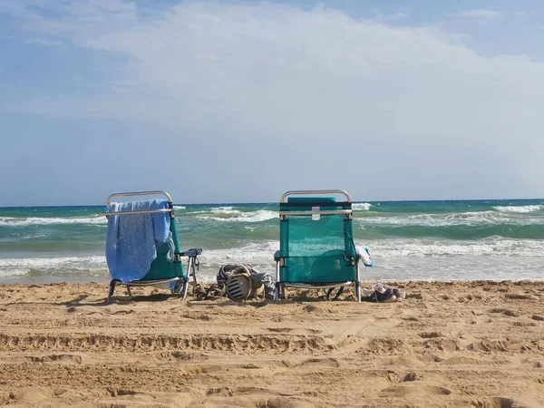 Bela Paisagem Beira Mar Com Duas Espreguiçadeiras Praia Nas Margens — Fotografia de Stock